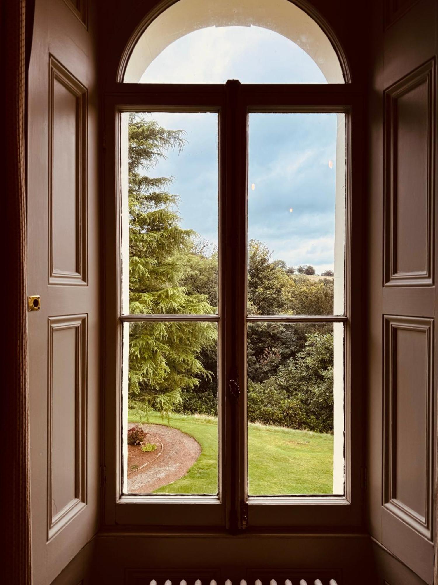 The Falcondale At Лампетер Стая снимка