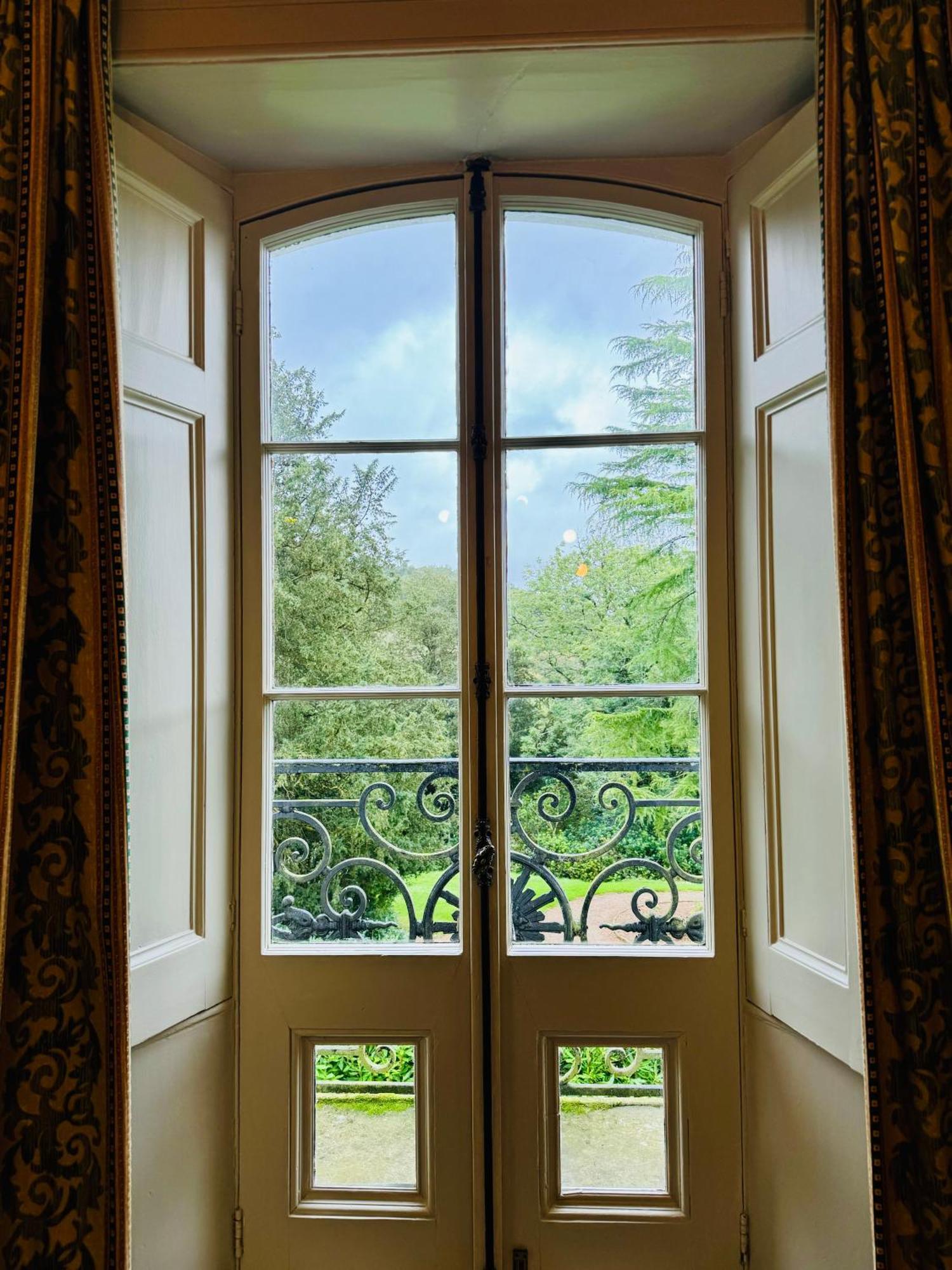 The Falcondale At Лампетер Стая снимка