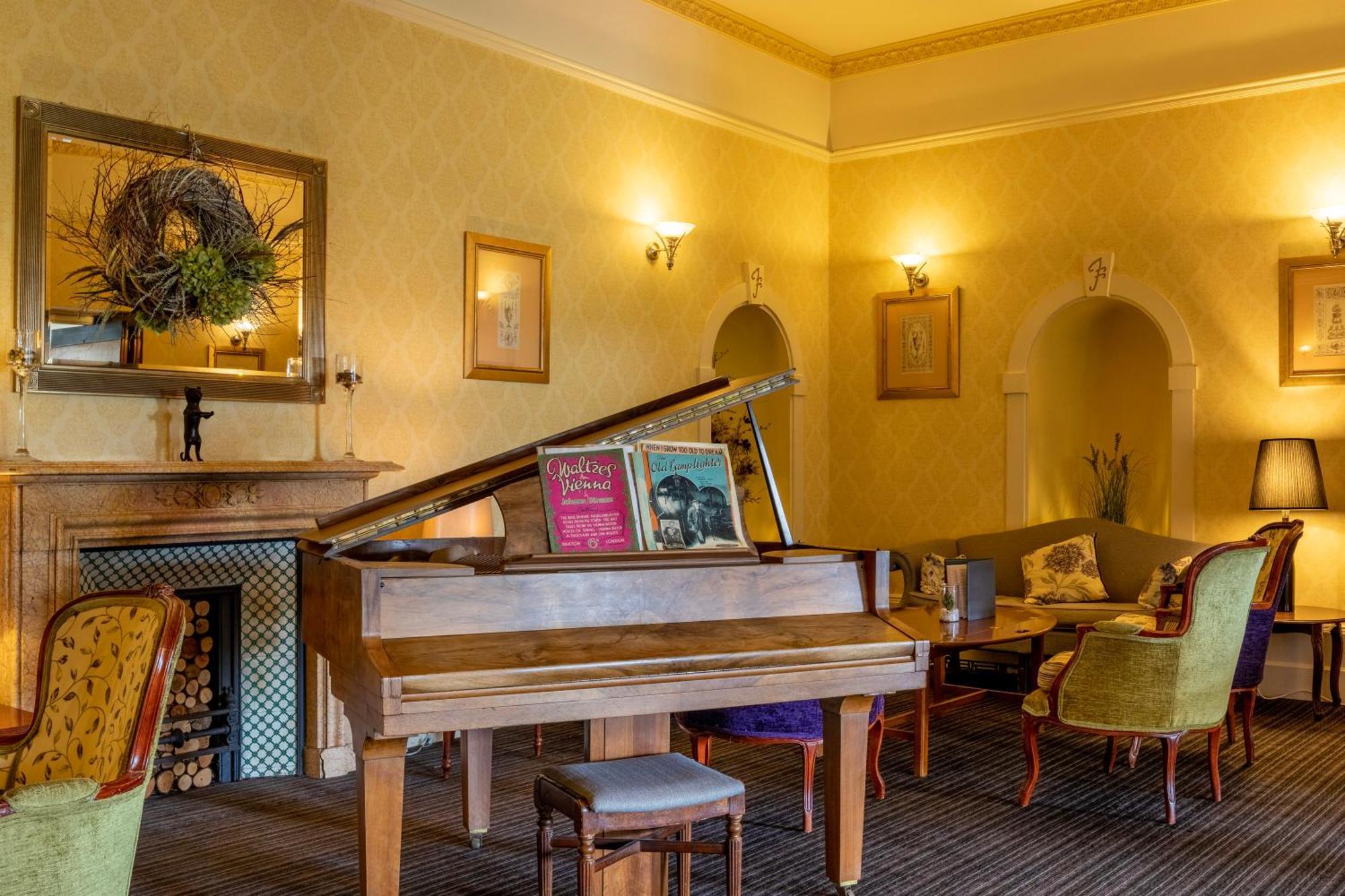The Falcondale At Лампетер Екстериор снимка