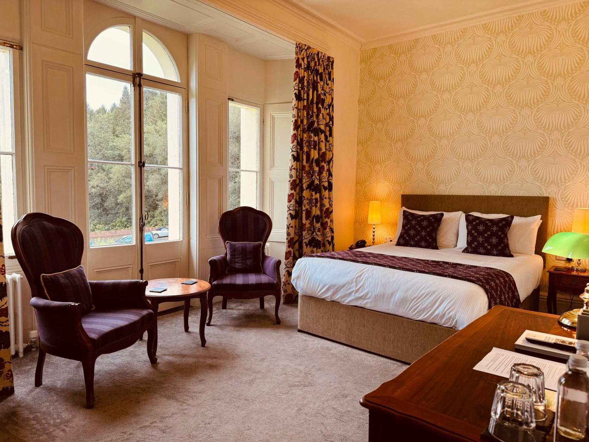 The Falcondale At Лампетер Стая снимка