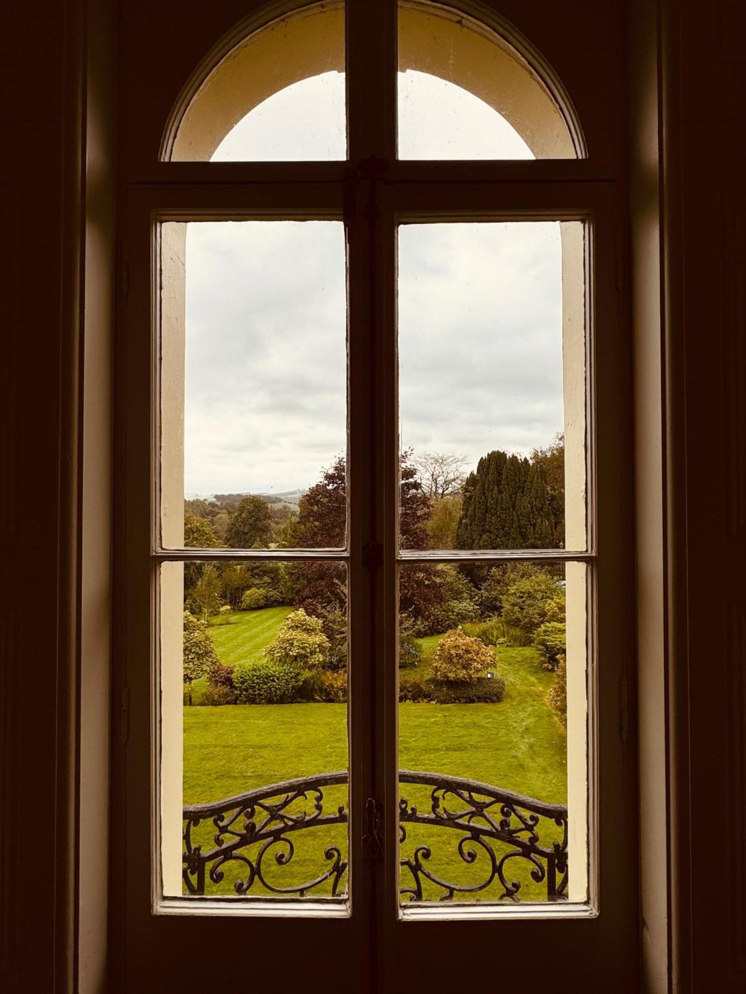 The Falcondale At Лампетер Стая снимка