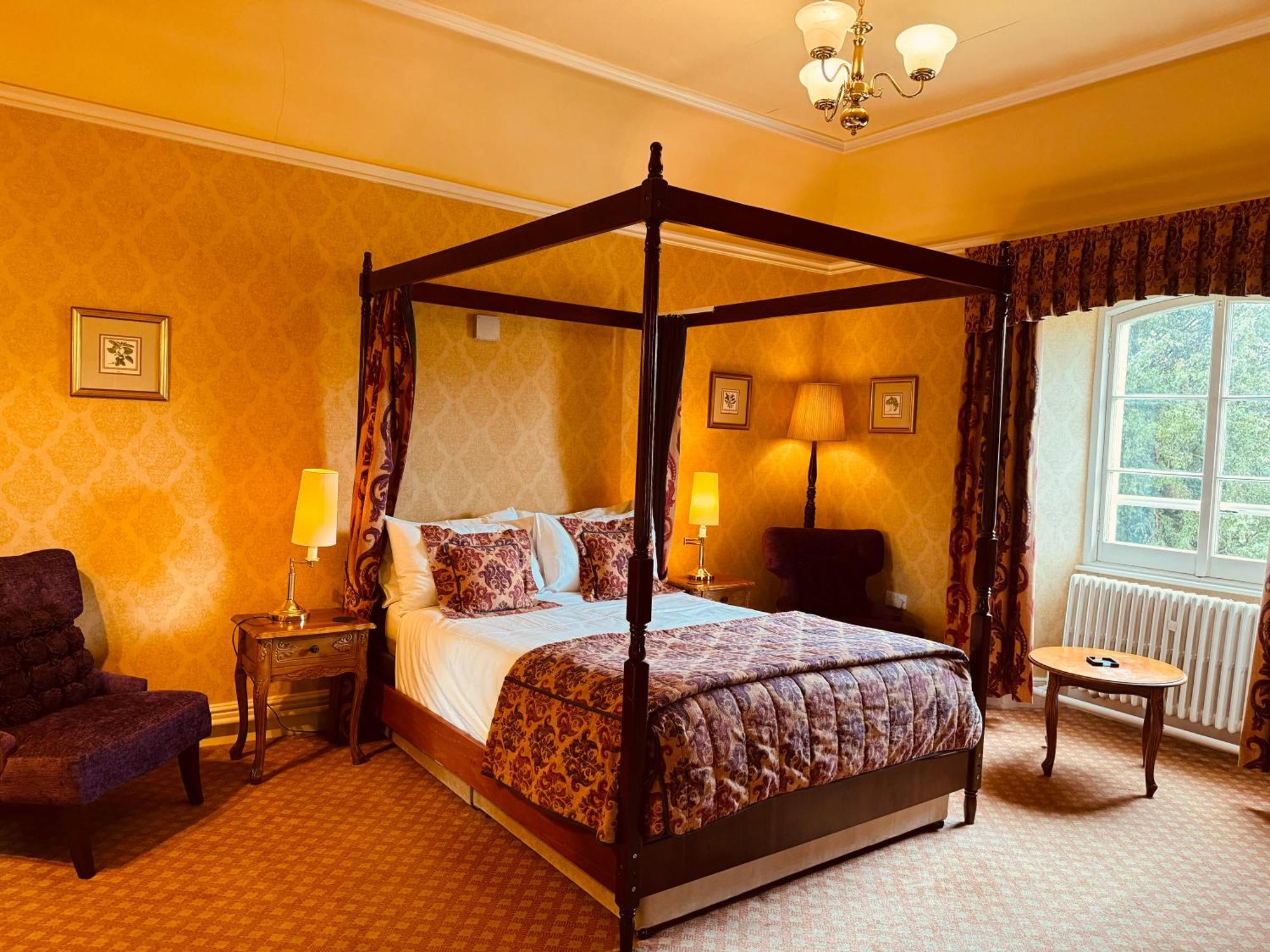 The Falcondale At Лампетер Стая снимка