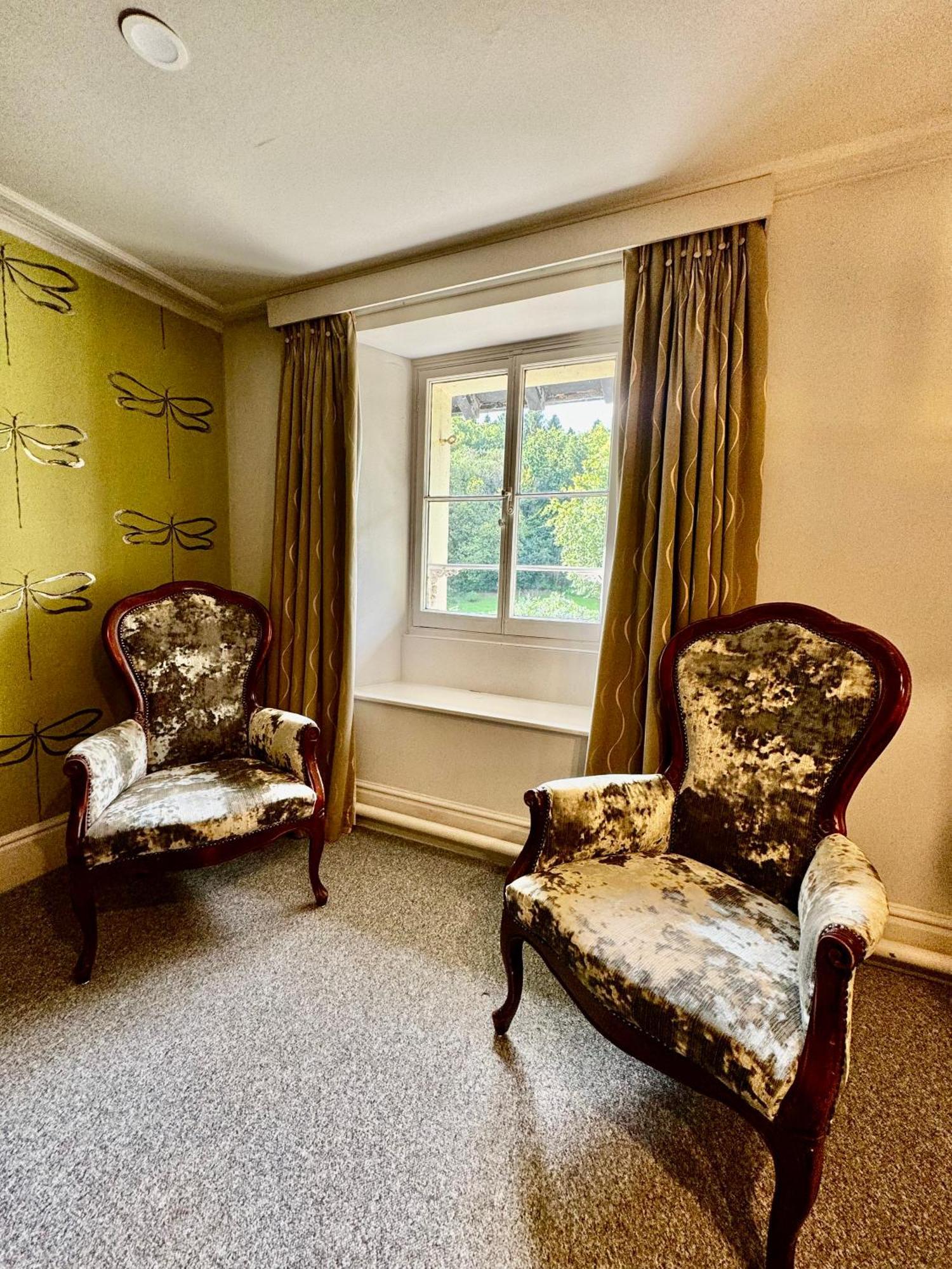 The Falcondale At Лампетер Стая снимка